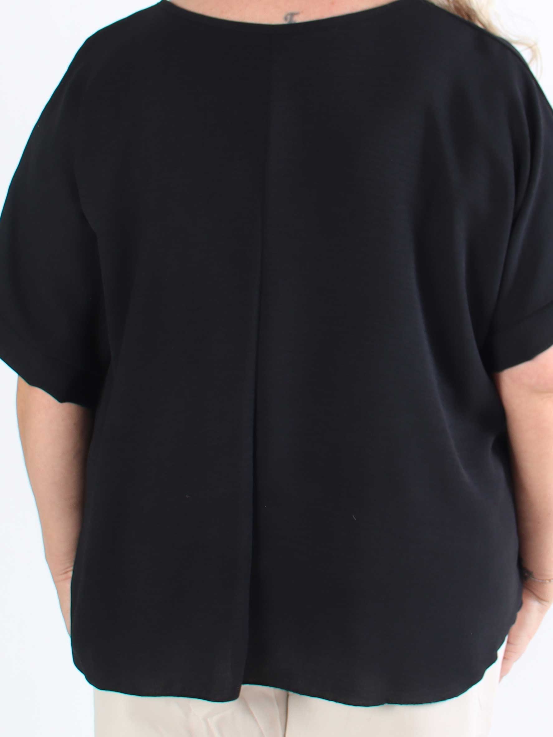 Tabisha - Plus size tunika med blomst og similisten på brystet